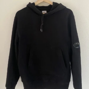 CP company hoodie - CP company hoodie i storlek M. Nypris ca. 2700. Pris kan diskuteras till en gräns, Hör av er vid yttligare frågor och funderingar. Fler bildes kan fixas. 