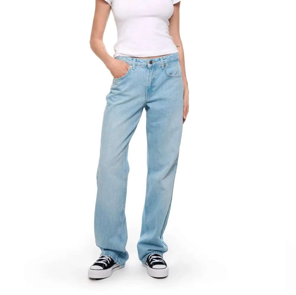 Säljer dessa otroligt snygga jeans från lxa då jag beställde två storlekar och det är försent att returnera dessa nu. Orginalpris 990. Jeans & Byxor.