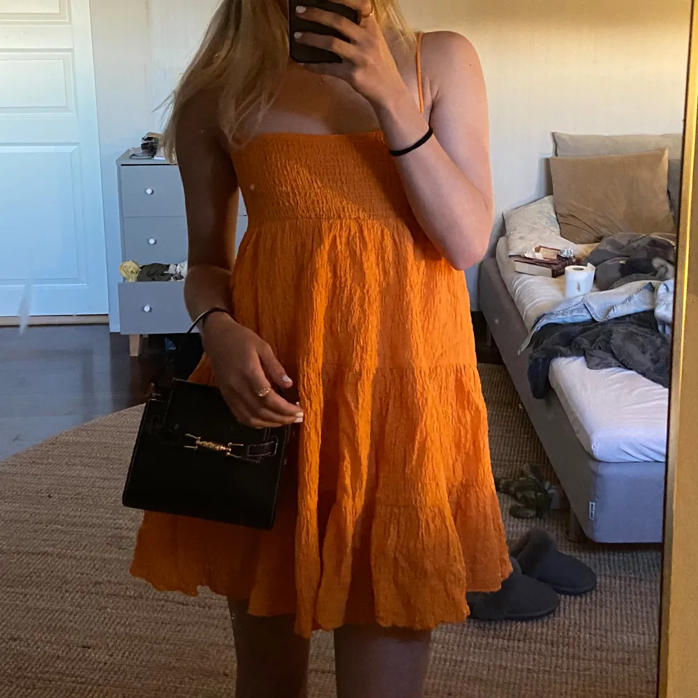 Söt orange klänning från Zara, aldrig använd🧡🧡🧡. Klänningar.