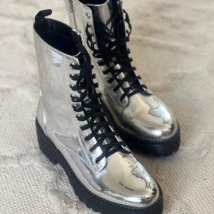 Silvriga boots  - Perfekt för festival! Från Monki. Storlek 40 passar en liten 40a eller en 39a. Jag är 40-41 och de är lite för små. Bra skick! 