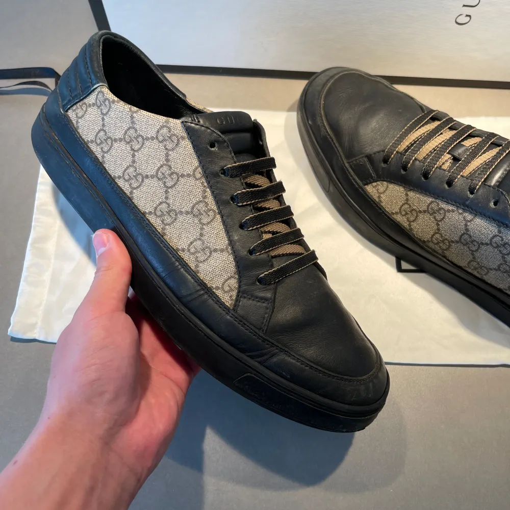 Hej! Säljer nu dessa super snygga sharta gucci skorna. Fint skick men har använts en del. Storlek (9) Sitter som en 43-44 i europeisk storlek. Box, skopåse & tack kort från Gucci vid köp. Kan frakta eller mötas upp i Kungälv.. Skor.