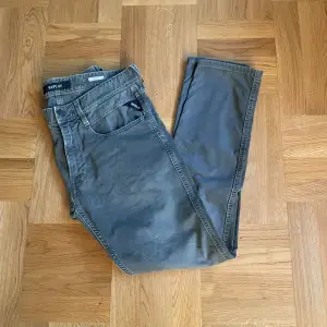 Tja säljer dessa replay jeans i storlek W31 L32 Skick 8/10 Hör gärna av dig om du har några funderingar! Priset är inte hugget i sten🙌🙌