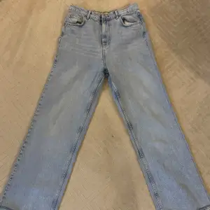 Ett par ljusblåa jeans från Gina Tricot. Är i nytt skick.  Kan mötas upp i T-Centralen för hämtning. 