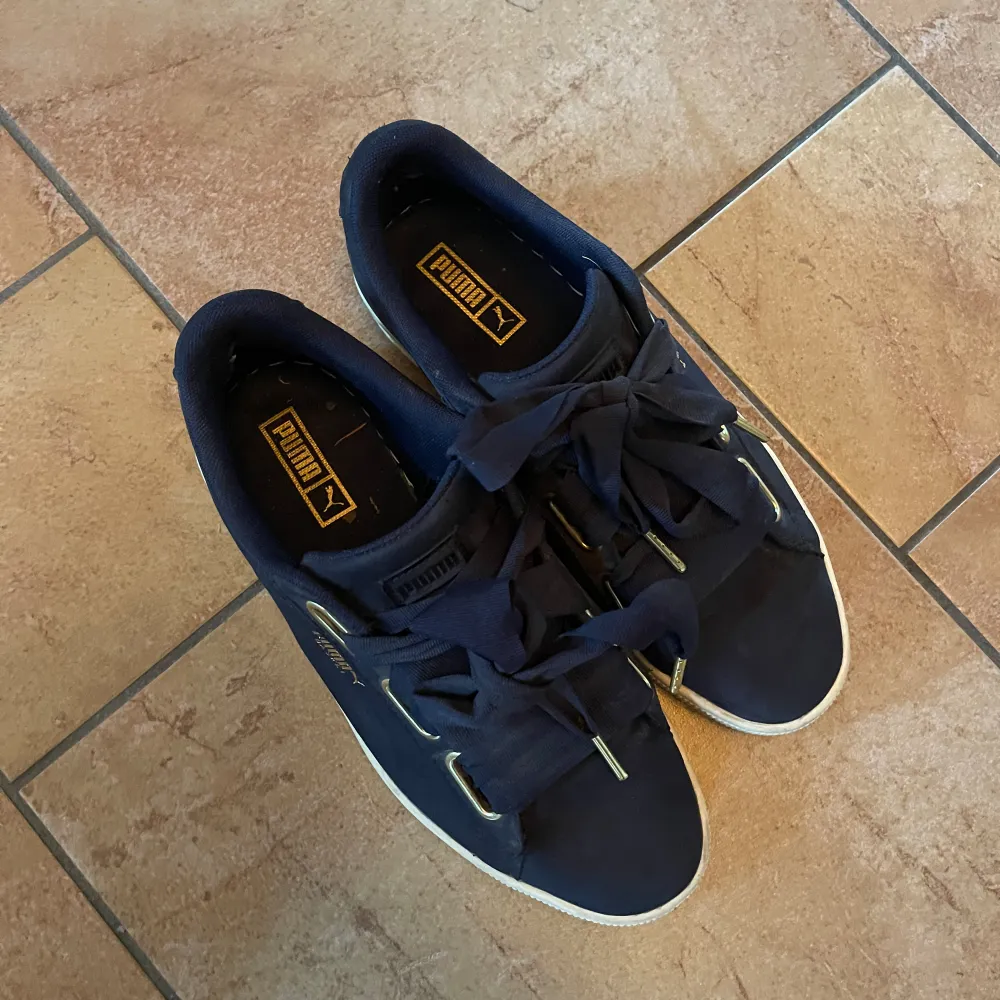 Ett par snygga marinblåa puma skor i storlek 40 som inte kommer till användning. Skorna är i bra skick men tecken på användning finns på skaftet (se bild)💕 perfekta till sommaren!. Skor.