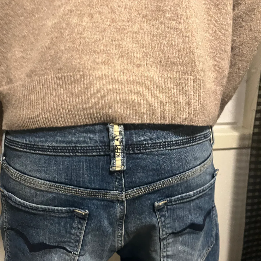 Tja säljer dessa riktigt feta Replay jeans med slitningar ( en del av modellen ). Storleken på jeansen är 28. Hör gärna av vid eventuella frågor . Jeans & Byxor.