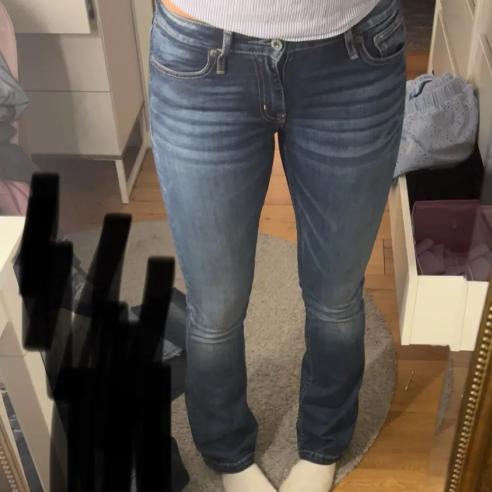 Säljer ett par lågmidjade jeans från märket Crocker. De är i jättefint skick! Passad mig perfekg i längden som är 169/170. De är i storlek 27.  //Tilda💞. Jeans & Byxor.