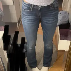 Säljer ett par lågmidjade jeans från märket Crocket. De är i jättefint skick! Passad mig perfekg i längden som är 169/170. De är i storlek 27.  //Tilda💞