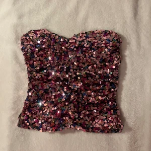 Paljett-topp✨ - Eftertraktad och slutsåld topp från Zara. Perfekt till festen eller Eras Tour, tyvärr för liten för mig 😭