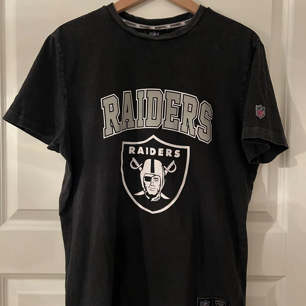 Kortärmad tröja i mycket fint skick. NFL Raiders  Färg: Snygg stentvättade svart  Storlek S. T-shirts.