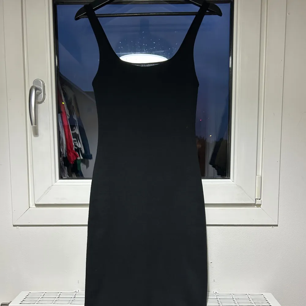 Klänning från Zara i storlek S, sparsamt använd och säljer pga att den är förliten. Klänningen har en slits baktill. 130 + frakt. Klänningar.