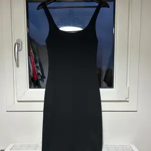 Klänning från Zara i storlek S, sparsamt använd och säljer pga att den är förliten. Klänningen har en slits baktill. 130 + frakt