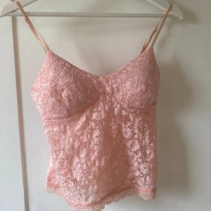 Spetslinne🩷 - Supergulligt spetslinne med push up, aldrig användt då det är lite för stort för mig tyvärr. Därför perfekt skick🩷