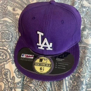 New york MLB - Finns 4 styckna med bara storlekarna 55cm. De är helt oanvända och i bra skick. (Säljer de separat för 100kr)