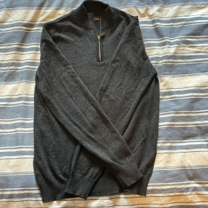 Halfzip  - Säljer denna mörkgråa halfzip från Stenströms i storlek S. Endast använd ett fåtal gånger.