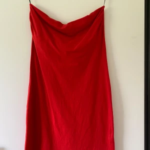 Klänning  - En fin klänning utan ärmar och band. Superfin till sommaren. Knappt använd, fint skick. Fler bilder kan skickas vid intresse. Frakt ingår ej.