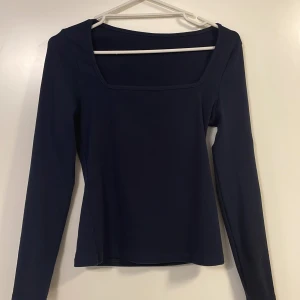 Marinblå långärmad tajt tröja! - Marinblå långärmad tajt tröja som inte kommer till användning. Storleken är i S men passar M också! Vet inte vart den är ifrån därför det är en present och står heller inte men skulle gissa från typ h&m! Väldigt fint skick inga skador eller så.