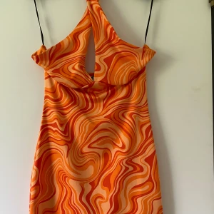 Klänning  - En fin tightare klänning från h&m som säljs pga inte min stil. Den är i fint skick och sparsamt använd. Fläckfri. Fler bilder kan skickas vid intresse. Frakt ingår ej. 