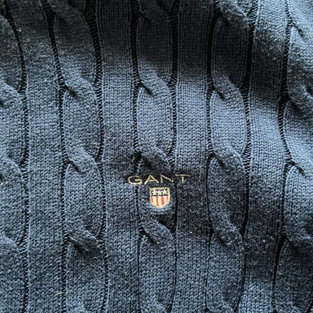 Säljer nu en ribbad gant tröja i strl 158/164. Inga fläckar eller skador på tröjan men den är använd. Vid mer frågor eller bilder hör av dig!. Tröjor & Koftor.