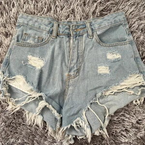 Shorts  - Kortare shorts som sitter smickrande. Använda men i väldigt bra skick. (Från shein)