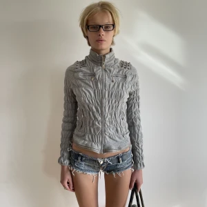 Jacka  - Asnajs smockad jacka i jersey. Köpt secondhand.   Fraktar från paris, köparen står för frakten 💕