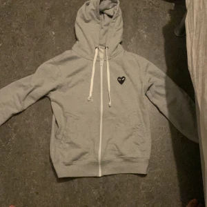 Cdg zip - En snygg cdg grå zip i size xs använd ca 4 ggr väldigt fin pris kan diskuteras tar byten helst