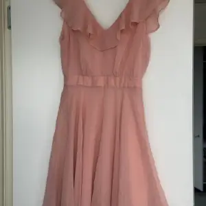 Säljer min oanvända och helt nya klänning från märket [Vila]. Klänningen är i storlek 36 och har aldrig varit använd.