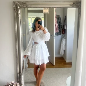 Vit klänning - Såå fin klänning från bikbok, köpt förra året o använt en gång