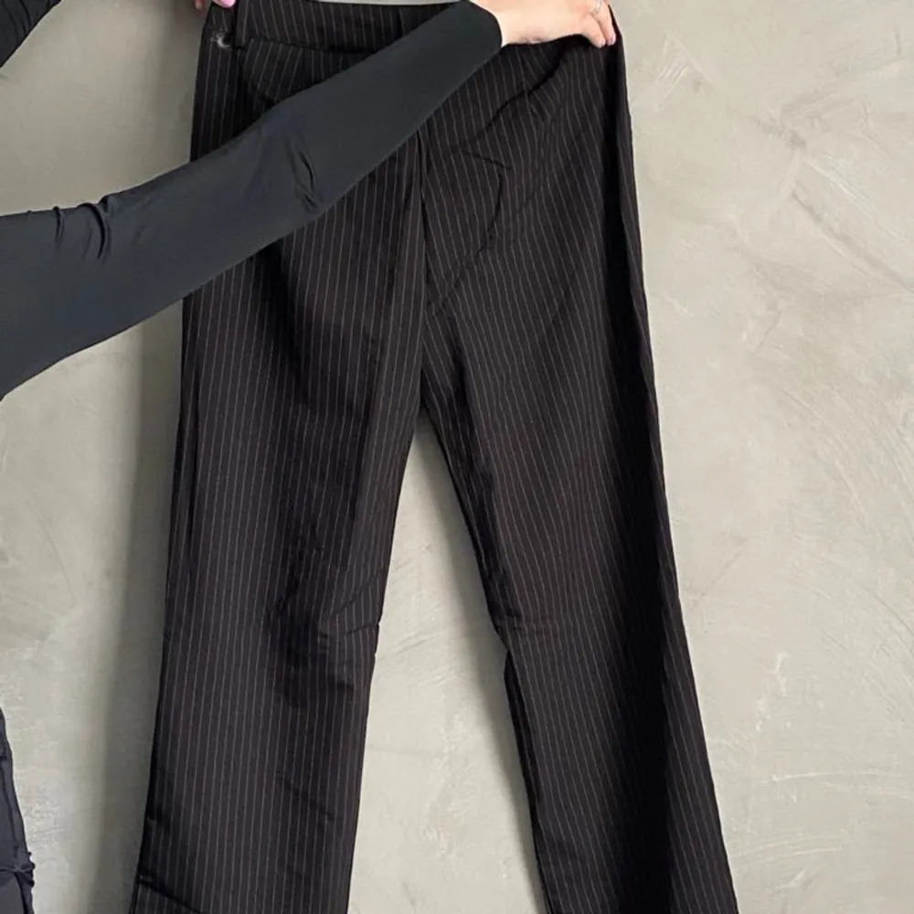 Lågmidjade kostymbyxor - Cybel Black Pinstripe. Storlek EU38-XTRA Tall. Aldrig använda pga köpt fel storlek.. Jeans & Byxor.