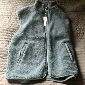 Samsoe Samsoe Väst - Säljer denna sjukt snygga väst från samsoe samsoe i helt nytt skick och ej använd på grund av fel Strlk. Pris kan diskuteras