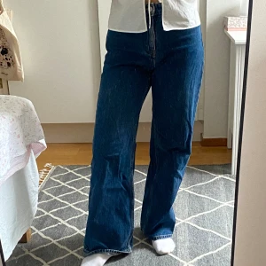 Jeans  - Blå jeans från monki köpta för längesen men fortfarande i bra skick!💓