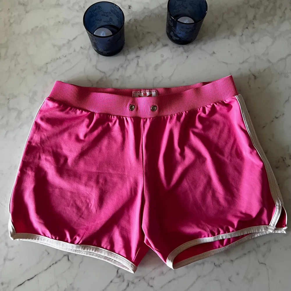 Rosa shorts i storlek M. Inga tecken på användning mer än att knytbandet saknas (köptes så). Shorts.