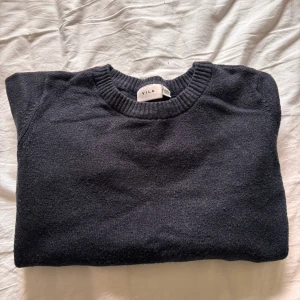 Stickad tröja från vila  - Säljer min marinblå stickade tröja från vila med ett ny pris på 330 men säljer för 200. Den är använd fåtal gånger och minimalt knoppig och är i storlek S. Den passar till alla sommarkvällar och är supersöt. Kontakta för mer bilder elle intresse🎀