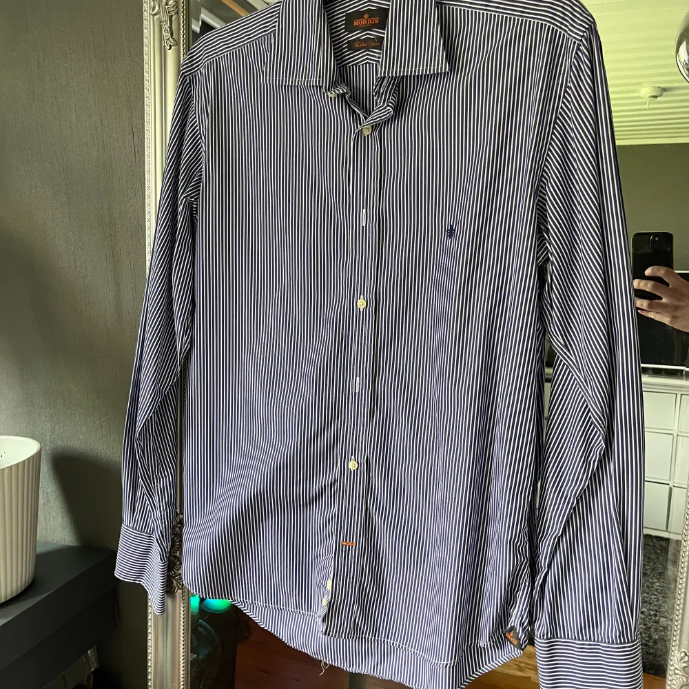 Morris skjorta använd någon gång, mest hängt på galge. Från kollektionen Two fold yarn  Size 40 I 15. Skjortor.