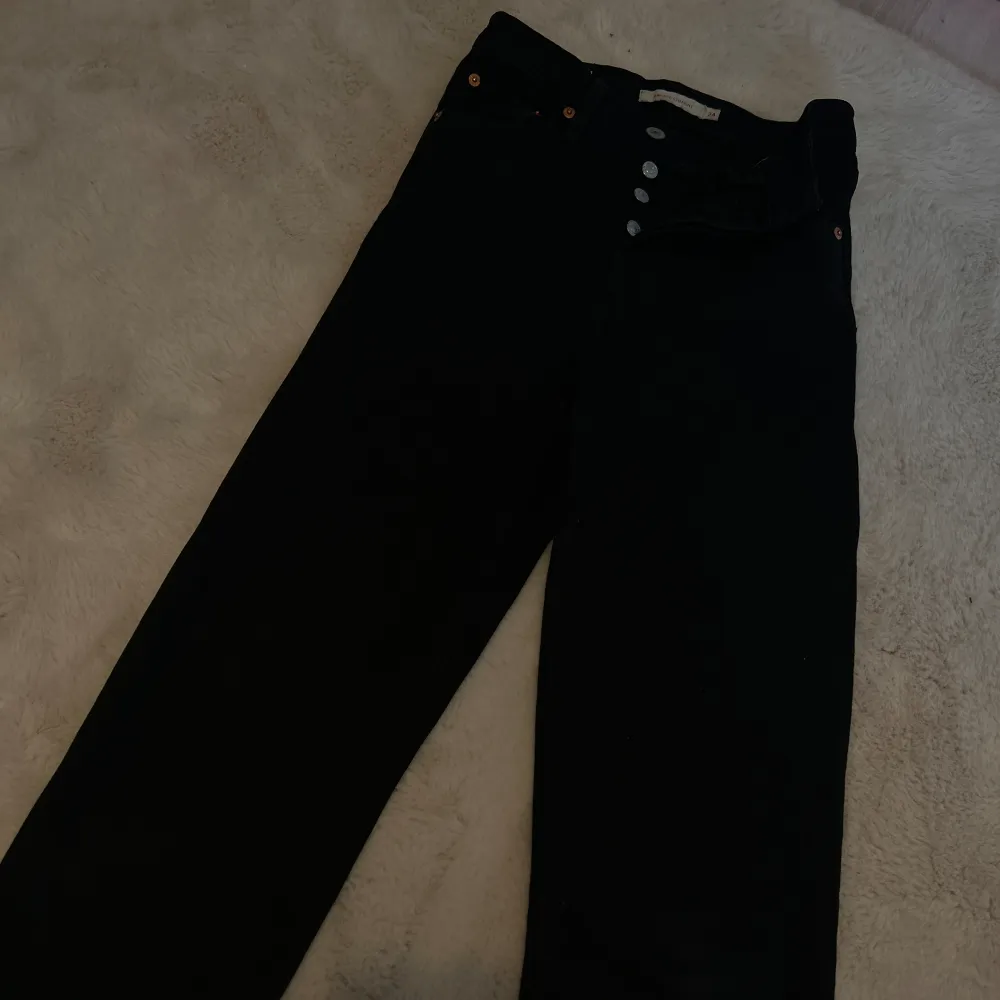 Ribcage straight jeans från Levis, använda. Formen är rak på Jeansen. Längden är storlek 27  Midjan är storlek 24. Jeans & Byxor.