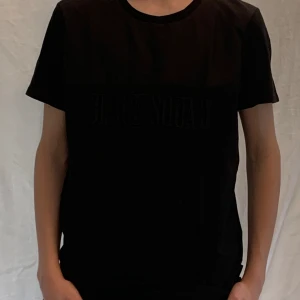 T-shirt - T-shirt, använd ett par gånger men fortfarande relativt bra skick.