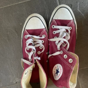Converse  - Knappt använda vinröda Converse 