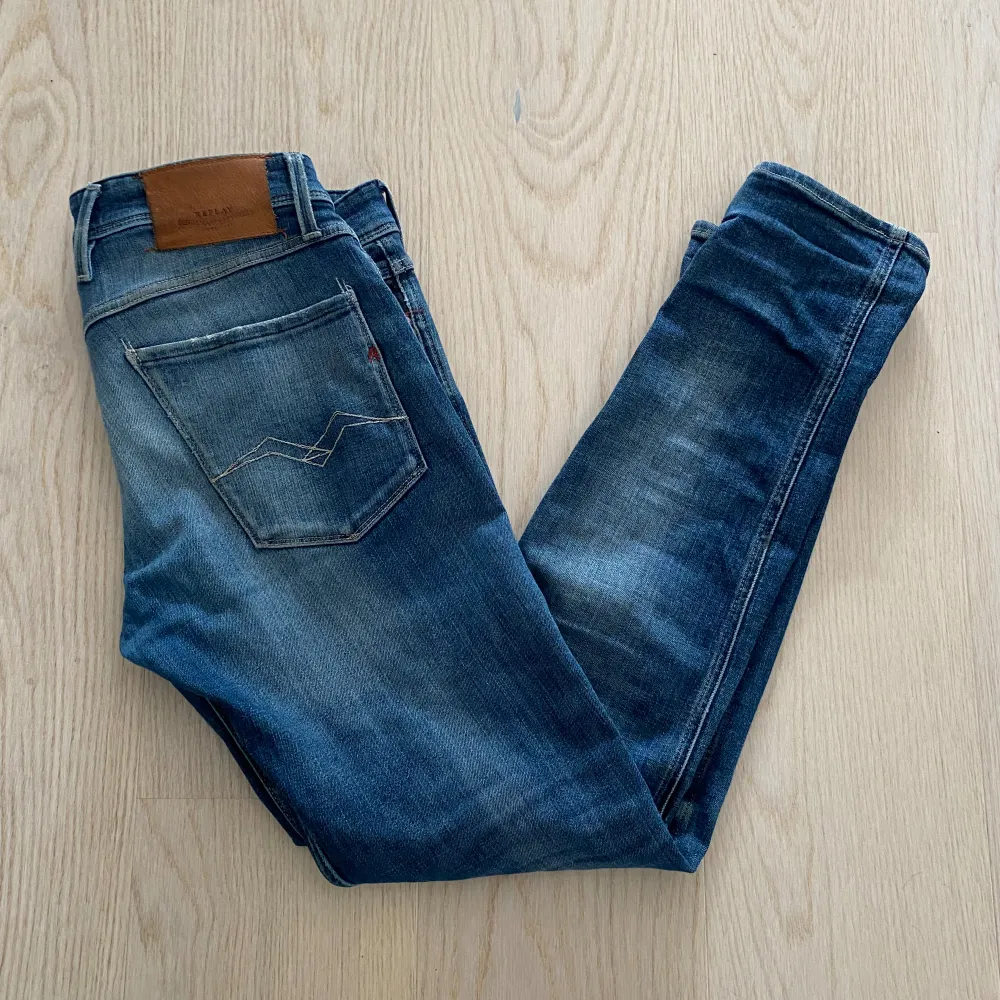 Galet snygga och trendiga Replay Anbass jeans i ett mycket bra skick! De säljs nu då de inte kommer till användning. Personen på bilden är ca 180 cm och väger ca 70 kg. Skriv vid frågor, pris kan diskuteras vid snabb affär!. Jeans & Byxor.