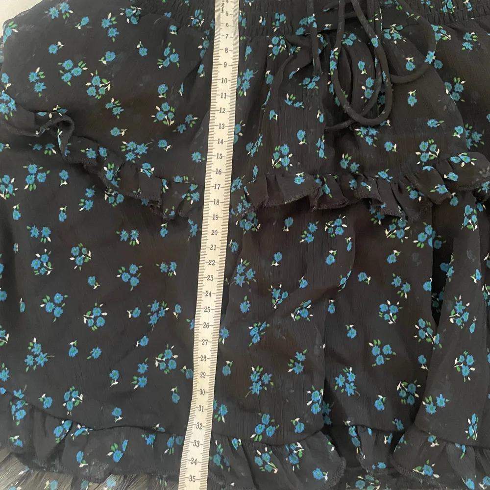 säljer denna svarta blåblommiga kjol köpt på asos pga att den inte riktigt passar mig. den är endast använd 1 gång. köpt för ett år sedan. perfekt nu till sommaren! kontakta om du har några frågor⭐️. Kjolar.