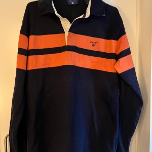 Långärmad piké från Gant - Långärmad piké från Gant, mycket fint skick! Herr storlek medium. Säljes för 200 kr👕