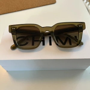 CHIMI 04 Olive - Säljer ett par feta solglasögon perfekta nu till sommaren. Använda några gånger förra sommaren men inga defekter. Skick 9/10. Fodral och låda följer självklart med. Kan gå ner i pris vid snabb affär