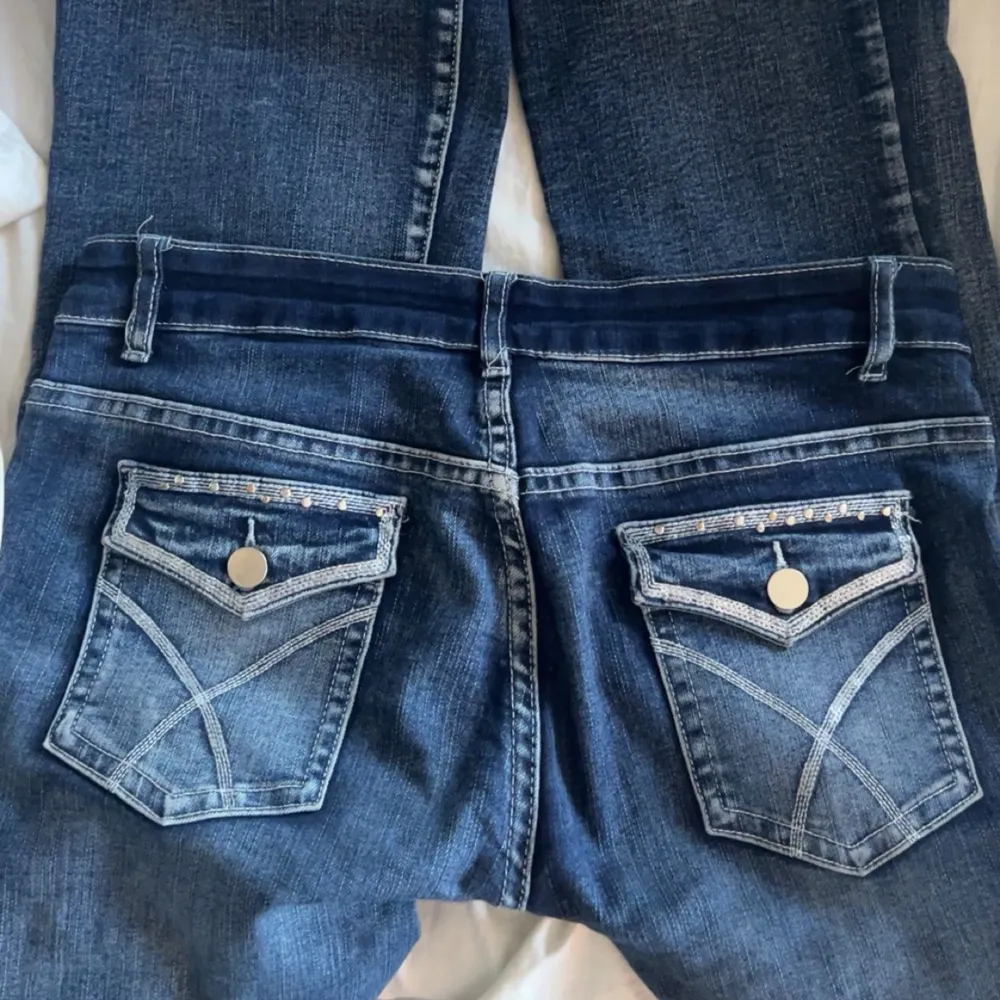 skitsnygga stretchiga lågmidjade bootcut jeans. dom är knappt använda och säljer eftersom de inte kommer till användning. kom privat för frågor, priset kan även diskuteras❤️. Jeans & Byxor.