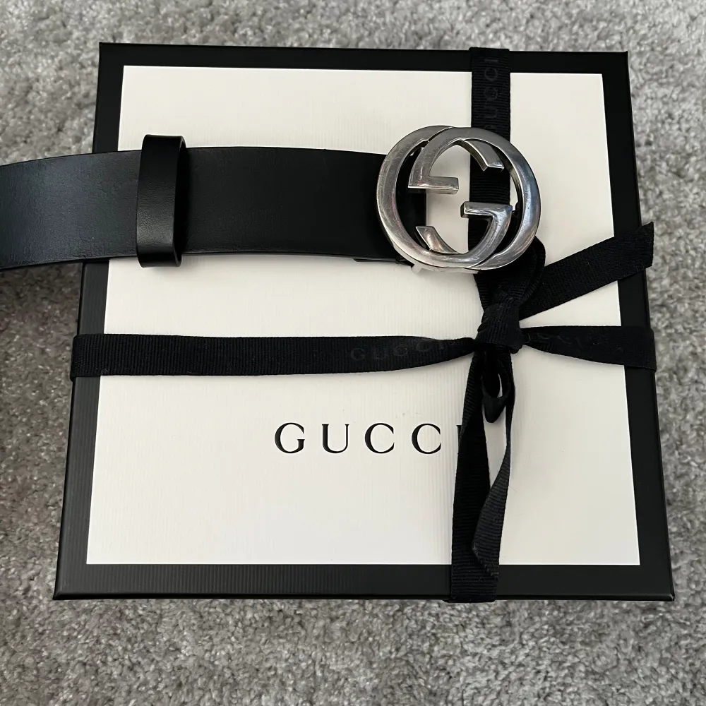 Klassiskt GG bälte i svart läder från Gucci. Tidlös modell och väldigt bra skick. Låda, lappar och liknande finns. Nypris: ~4500kr. Accessoarer.