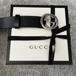 Klassiskt GG bälte i svart läder från Gucci. Tidlös modell och väldigt bra skick. Låda, lappar och liknande finns. Nypris: ~4500kr