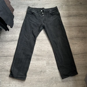 Weekday byxor  - Liten skada visad på bild 3 33/32