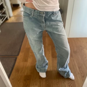 Supercoola jeans❤️‍🔥❤️‍🔥 - Jättefina jeans som köptes på plick för 600kr. Kommer tyvärr inte till användning dock så därför jag säljer vidare❤️