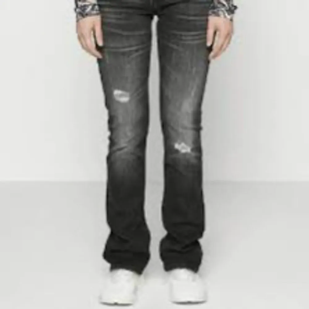 Söker ltb valerie jeans i svart😊 helst 28/32 men är flexibel så hör av dig om du har ett par!! . Jeans & Byxor.