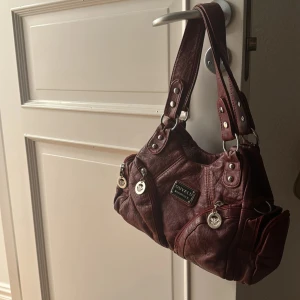 Superfin väska - Säljer denna superfina väska, bra skick.  Kommer även med längre band om man vill ha den längre!! 