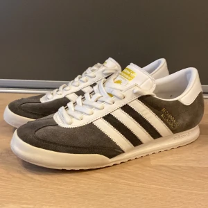 Adidas sneakers - Säljer nu dessa asfeta Adidas skorna i modellen Beckenbauer Allround (påminner om gazelle och samba mycket) i ett gott skick! Storleken är 44 men kan passa mindre. Nypris ligger på ca 1250kr❌ säljer nu för endast 449kr✅ Hör av dig vid funderingar 😊✅