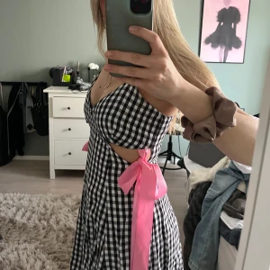 Rutig klänning - Såå snygg rutig klänning med rosetter💥💞