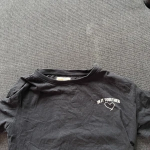 Svart kort tröja - Kort tröja me en text